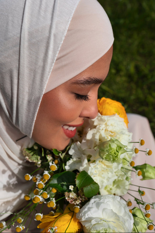 Comment entretenir son hijab en soie de Médine pour qu’il reste impeccable | AMEENA