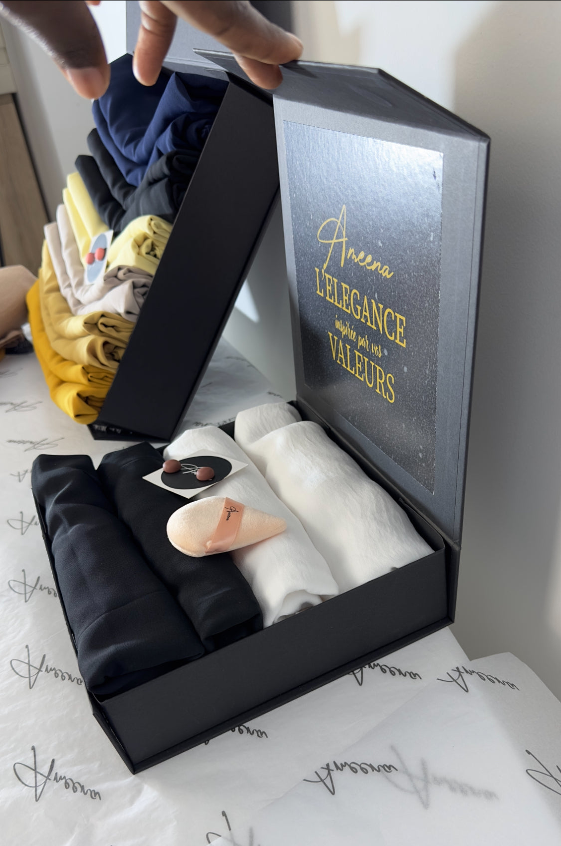 Hijab Box Confort – 4 foulards en soie de Médine + accessoire