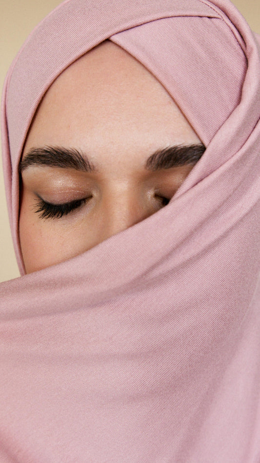 Entretien et soin du hijab : astuces pour préserver vos voiles AMEENA