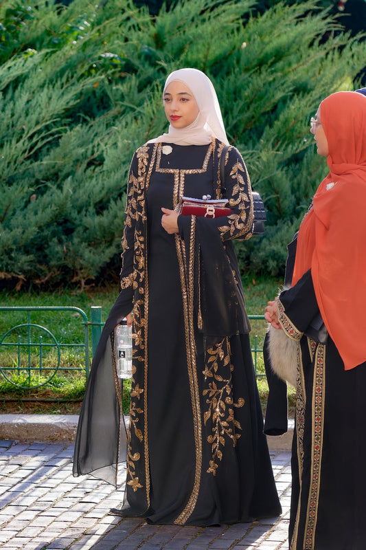 Qu’est-ce qu’une abaya ? Origine, histoire et significations