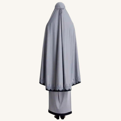 Ensemble prière malaisien gris Telekung sobre tissu léger — AMEENA boutique islamique
