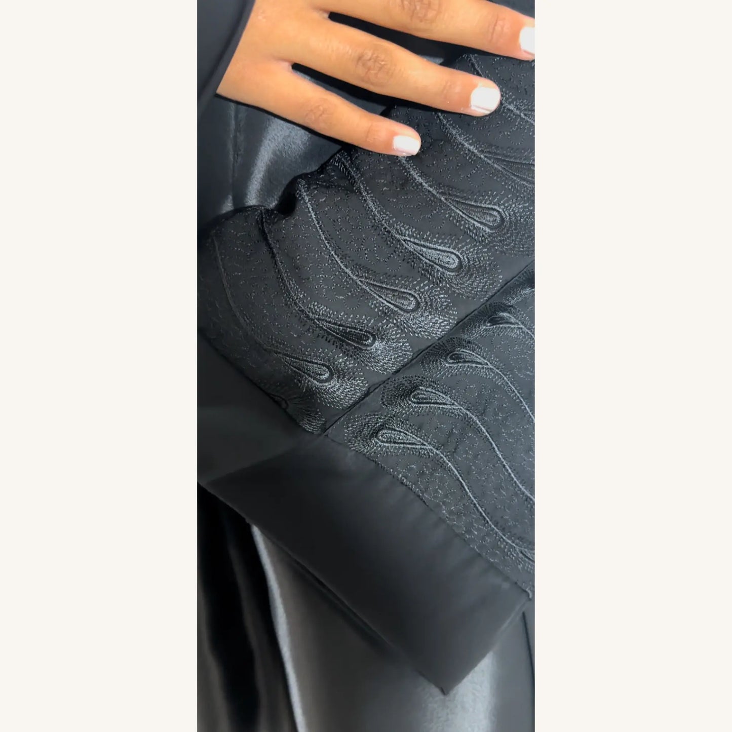 Abayas brodées Collection Signature artisanales tissus nobles — AMEENA boutique islamique