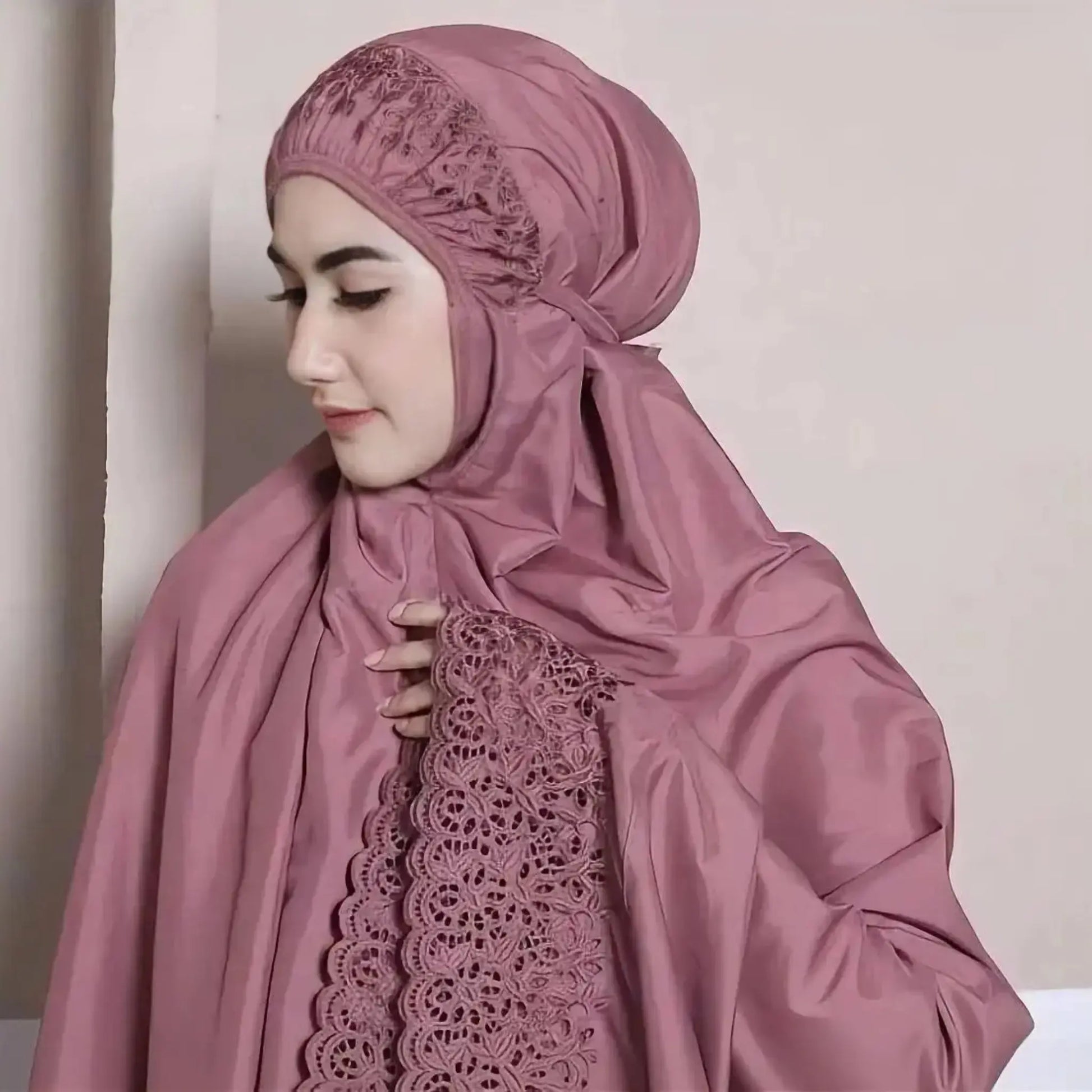 Telekung Sakina ensemble prière malaisien brodé blanc — AMEENA boutique islamique française